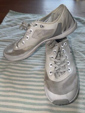 White size 5 Women's Varsity Lace-Up Cheer Shoes